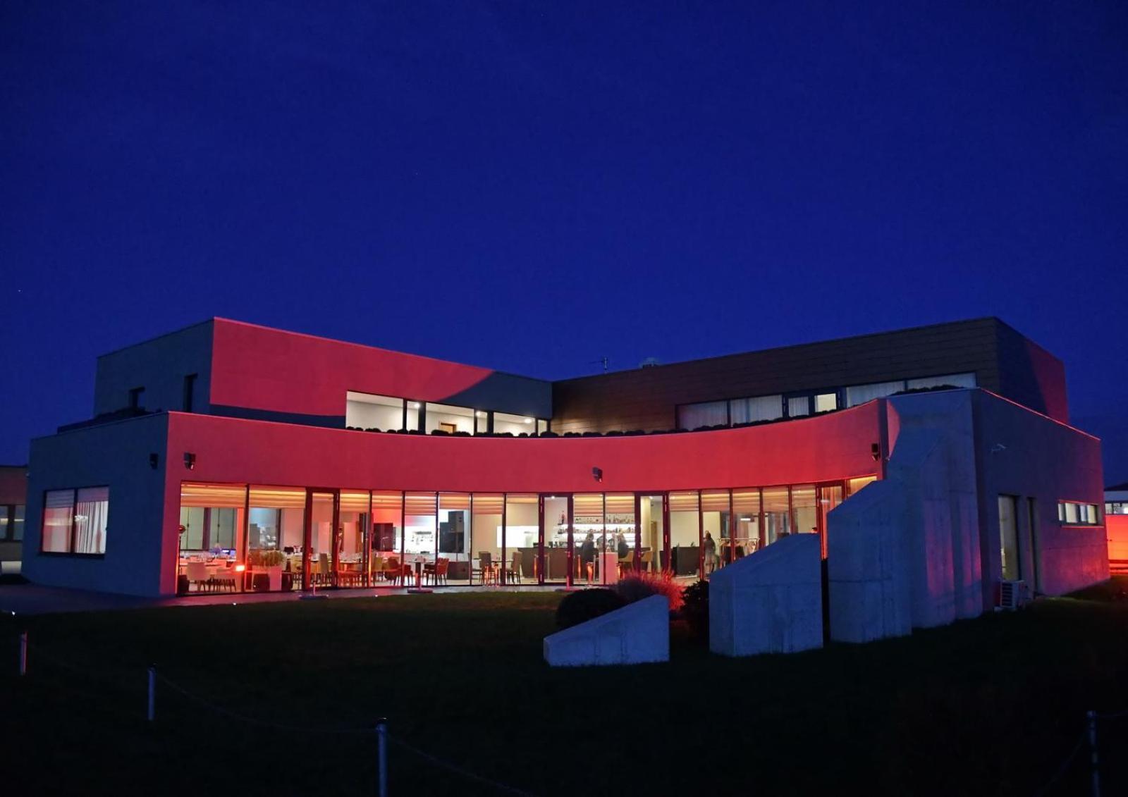 Mg Restaurace/Luxury Apartments Mladá Boleslav Buitenkant foto
