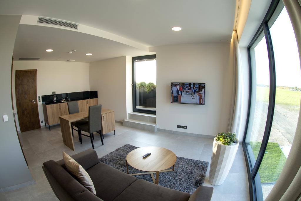 Mg Restaurace/Luxury Apartments Mladá Boleslav Buitenkant foto