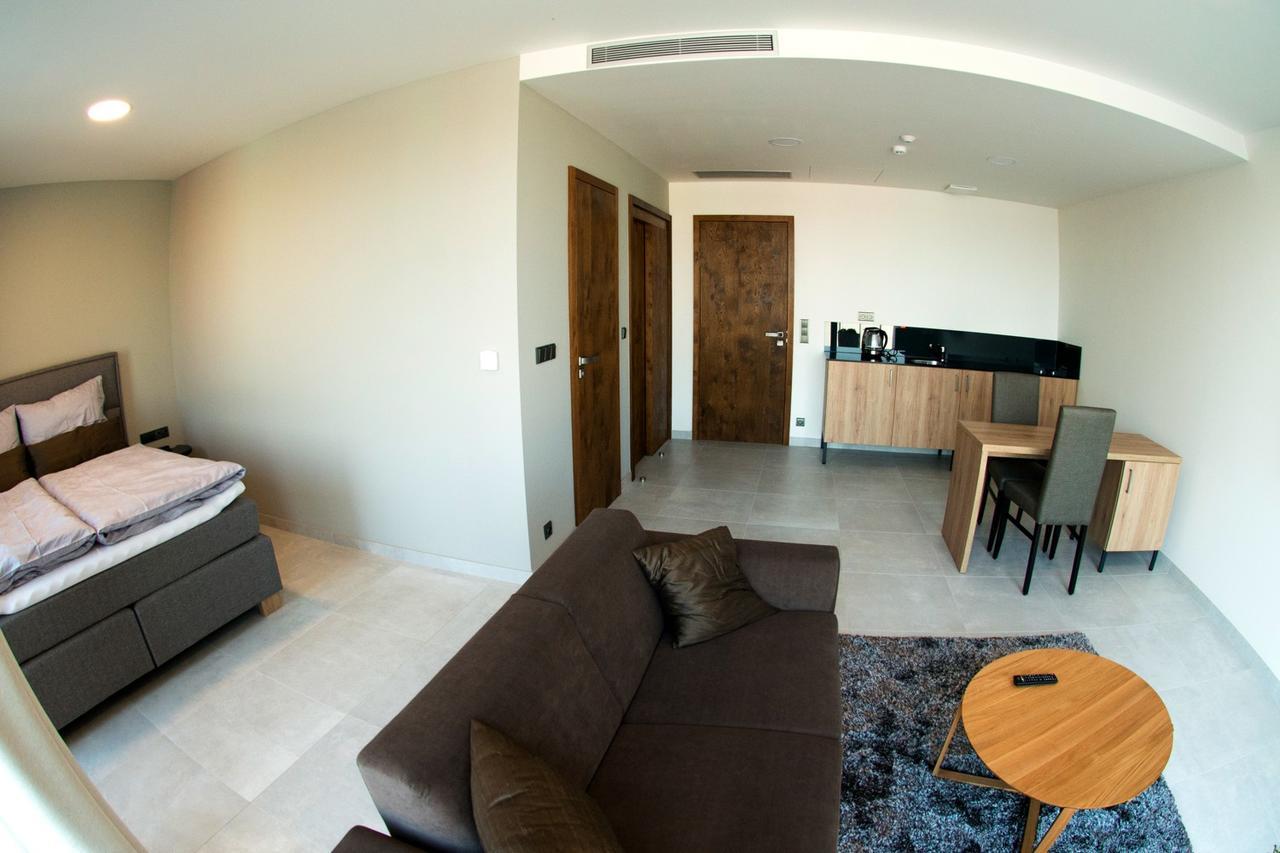 Mg Restaurace/Luxury Apartments Mladá Boleslav Buitenkant foto